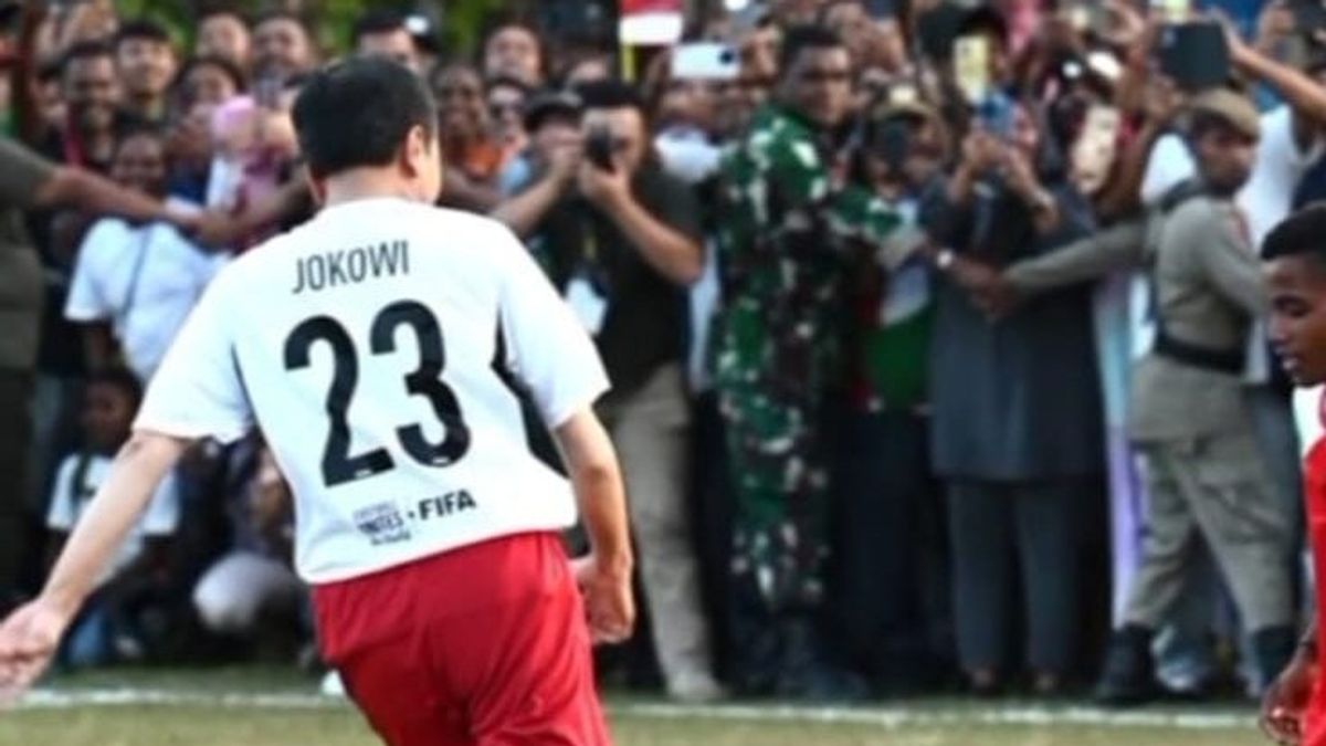 Momen Jokowi Main Bola, Pakai Nomor Punggung 23 dan Tak Ada Pemain Berani <i>Sleding</i> Presiden