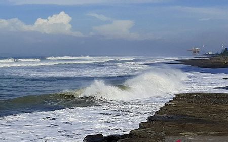 Tinggi Gelombang di Laut Selatan Jabar, Jateng dan Yogyakarta Berpotensi 4-6 Meter, Wisatawan dan Warga Harap Waspada