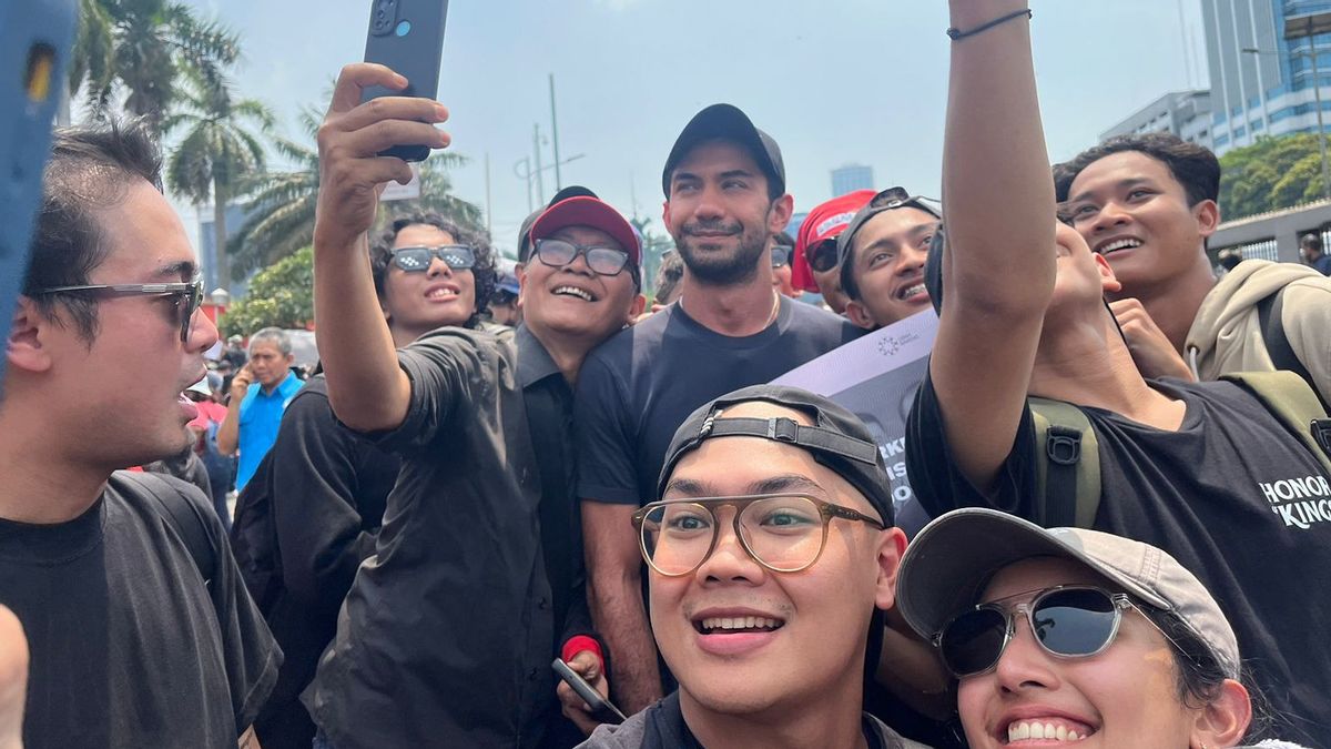 L’acteur Reza Rahadian a participé à un rassemblement devant le bâtiment de la Chambre des représentants du MPR, une série d’actions de selfies