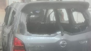 Grand Livina汽车在Jelambar Jakbar停车时被大火烧毁
