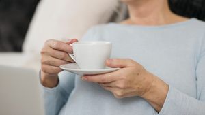 高齢者はコーヒーを飲むことができますか?潜んでいる良い影響と悪い影響があります