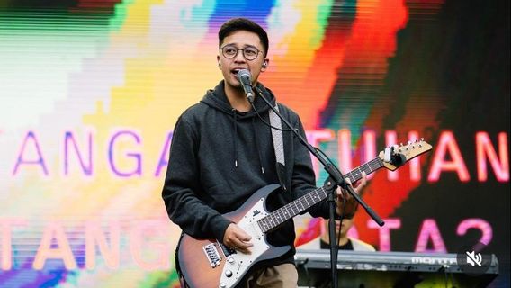 Ezra eks HIVI! Pernah Rencanakan Garap Album Bareng Sang Ibu, Dina Mariana