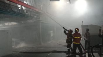 Une usine en plastique à Tangerang a pris feu, 16 unités de pompiers ont été déployées