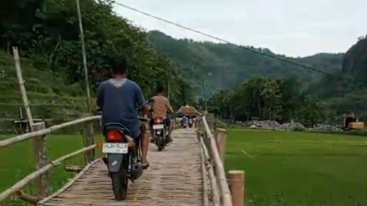 Le pont d’urgence en bambou à Sriharjo est achevé, les habitants de Bantul peuvent à nouveau passer.
