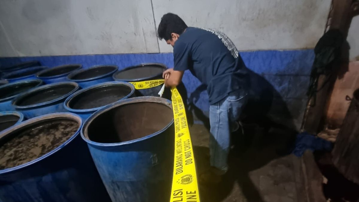 Bareskrim Gerebek Pabrik Jamu Ilegal di Banyuwangi, Ratusan Ribu Liter Jamu Disita