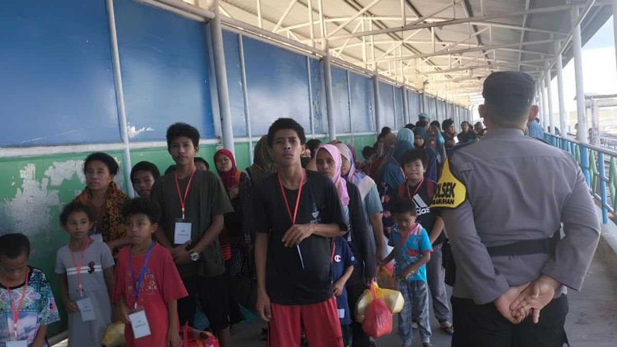 マレーシアから送還された120人の問題を抱えた移住労働者