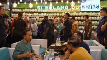 Jokowi Traktir Para Menteri Durian Medan Rayakan Emas Sepak Bola SEA Games