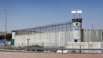 Israeli Prison Officials Get More Repressive: Hundreds Of Palestinian Prisoners Go On Food Strike, Two Taken To Hospital