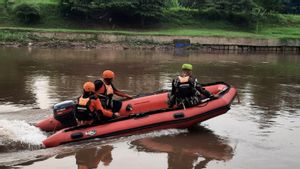 13岁的Hanyut男孩在Ciliwung River Bantaran坠落的球时溺水身亡
