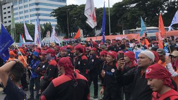 Demo Tolak Harga BBM Naik, Massa Buruh  di DPR Sindir Polisi Bekerja untuk Irjen Ferdy Sambo