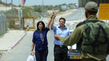 イスラエルの刑務所から解放され、女性パレスチナの政治家は、彼女が拘束されている間に死亡した彼女の娘の墓に行く