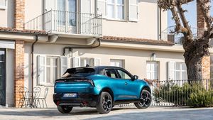 Turin Auto Show 2025: Alfa Romeo Junior Ibrida Q4 dan New 33 Stradale Jadi Sorotan