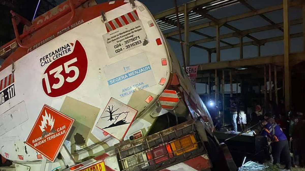 Pertamina Fuel Tank Truck Loss Of Control Accident On The Road Decreases Dr Wahidin Semarang, One Person Dies