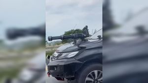 Voici ce qui rend les internautes confus, apparence d'un pajero noir armé à moteur sur la route à péage