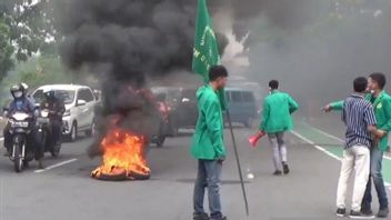 Demonstration Against Job Creation Law In East Jakarta, Students Bakar Ban