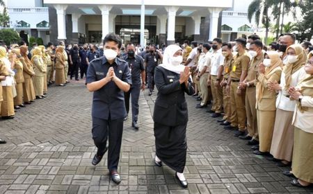 Gubernur Jatim Perintahkan ASN Stok Masker di Kendaraan: Kalau Ketemu yang Tak Bermasker, Bagikan