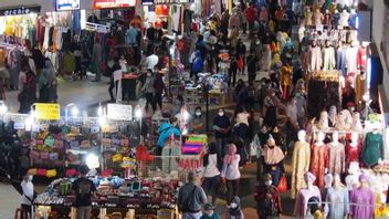 Tanah Abang Market Crowded With Visitors, Street Vendors