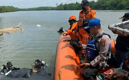 Tim SAR Evakuasi Mayat Korban Kapal Meledak di Teluk Balikpapan