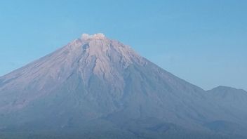 高さ500メートルのアブ火山柱を持つスメル山噴火