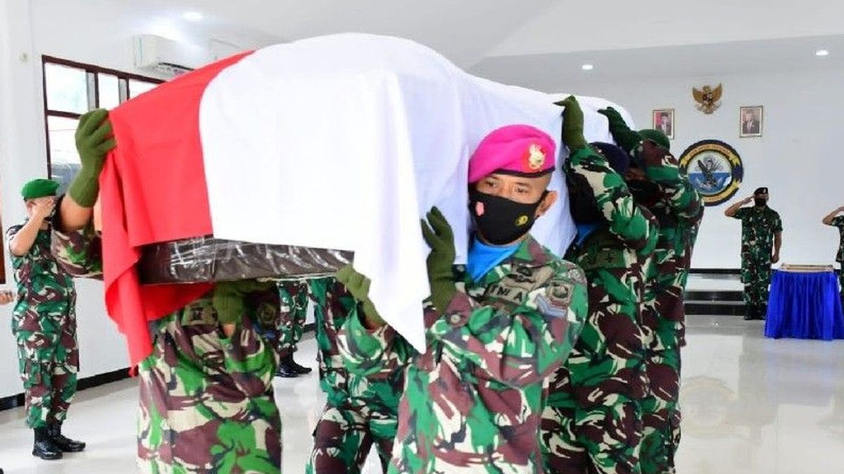 Jenazah Anggota Marinir Korban Penembakan KKB Diterbangkan ke Kampung Halamannya