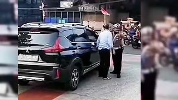 Tak Terima Ditilang, Pengemudi Mobil di Jalur Transjakarta Ribut dengan Polisi