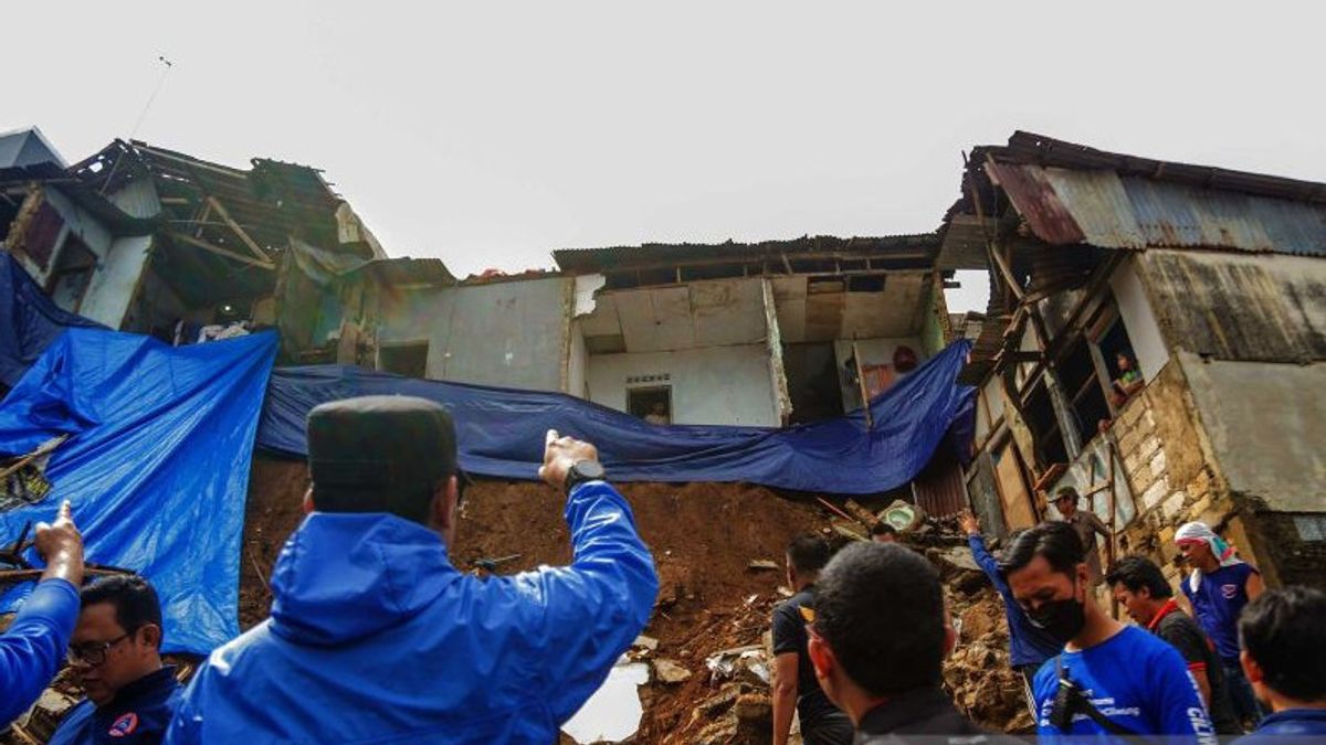 Mayor Of Bima Arya Watches Directly Handling Flood And Land Land Land Victims In Bogor