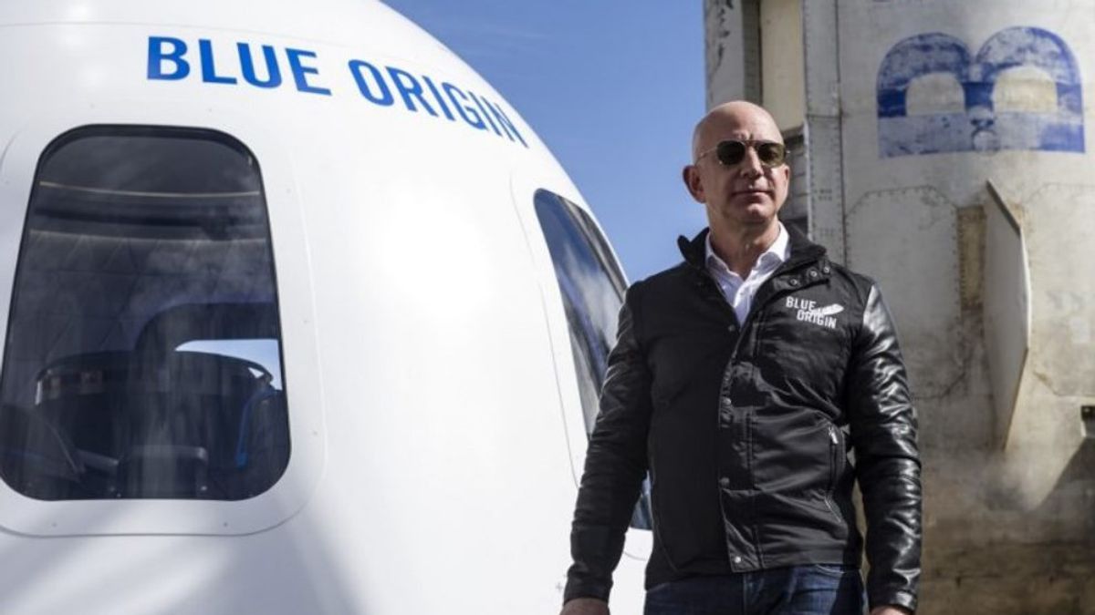 Orang Terkaya di Dunia Jeff Bezos Ajak sang Adik Terbang Ke Luar Angkasa