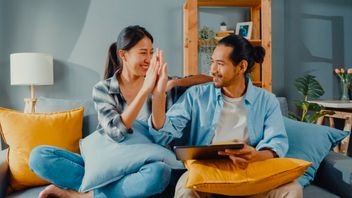 離婚したカップルの現象は一緒に住んでいますが、その理由は何ですか?