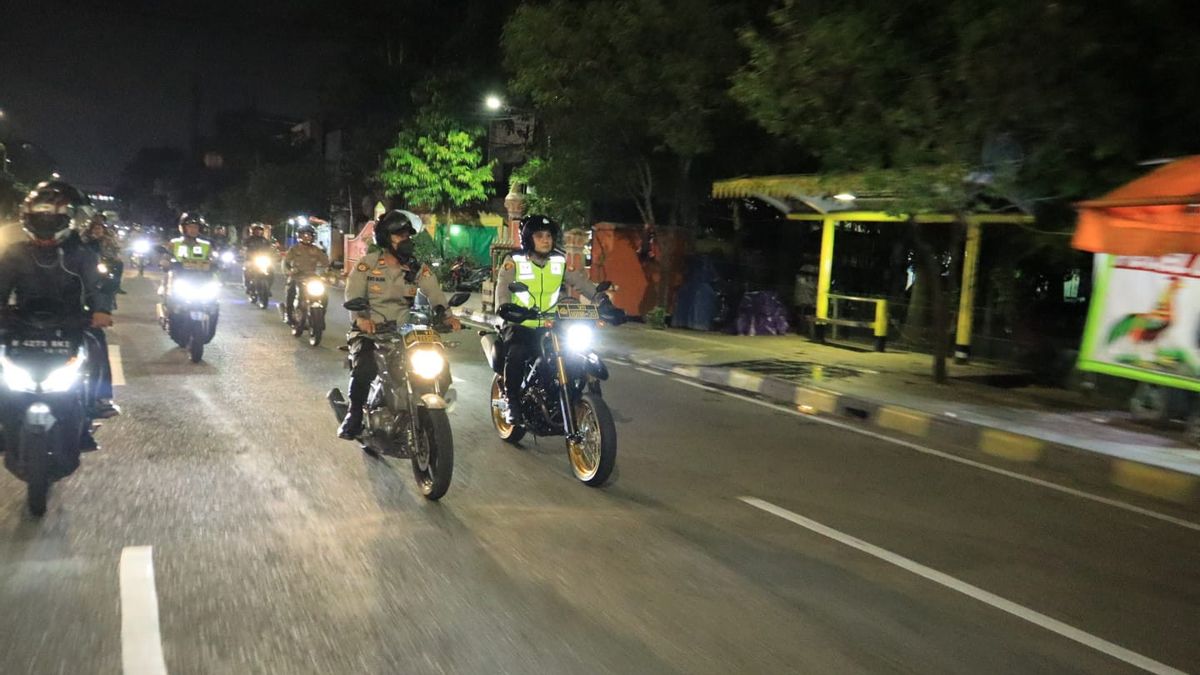 West Jakarta Metro Police Holds Large-Scale Patrols To A Number Of Crime Prone Points