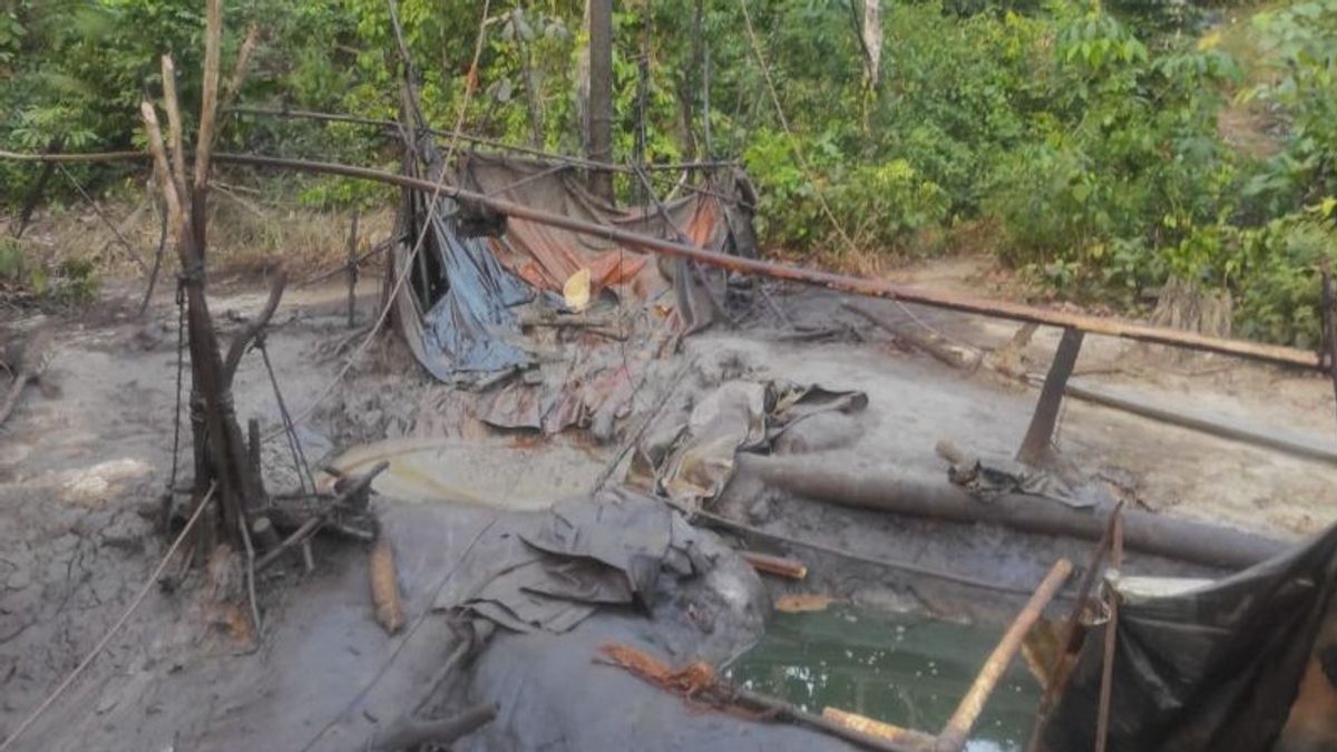 Police Arrest 2 Illegal Oil Mining Perpetrators In Batanghari
