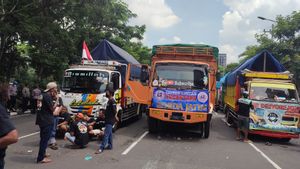 Ratusan Sopir Truk Demo, Akses Lalu Lintas di Jalan A. Yani Surabaya Macet