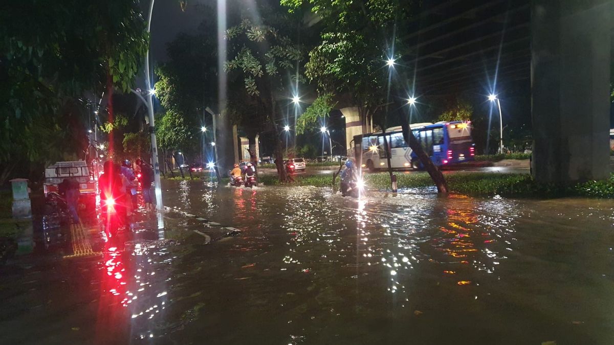 发泄在线出租车司机对道路拥堵感到不安，因为摩托车不顾一切地避免洪水泛滥
