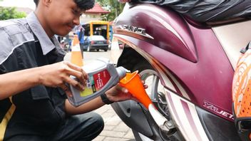 rénage en moto inondée, les Lubricants de Pertamina créent un programme de remplacement gratuit