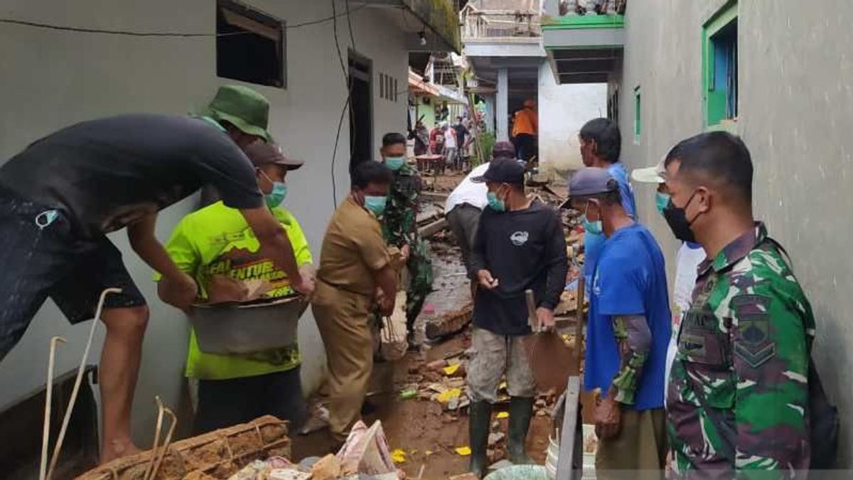 TNI-Polri dan Warga Kerja Bakti Bersihkan 28 Rumah yang Porak-poranda Akibat Ledakan Mercon di Magelang