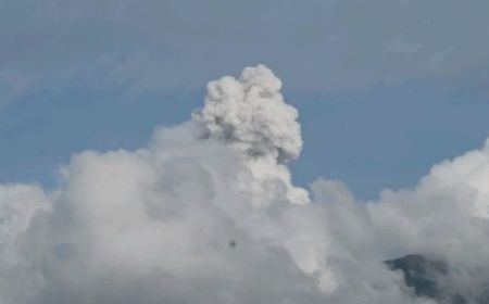 Gunung Ibu Erupsi Keluarkan Abu Vulkanik Setinggi 500 Meter