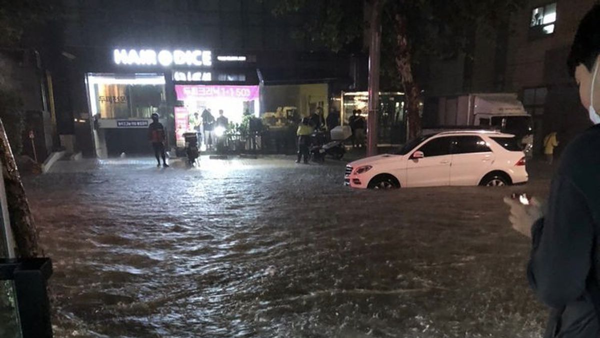 مقاتلو UFC يشاركون لحظة الفيضانات التي غمرت شوارع مدينة سيول ، وتأثير هطول الأمطار الغزيرة منذ عام 1942