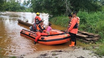 Evacuation Of Basarnas Saves Father And Son Trapped In Floods In North Konawe