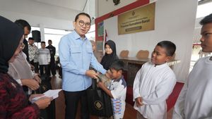 Menteri Kebudayaan Serahkan Santunan bagi Anak Yatim Korban Bencana di Sumbar
