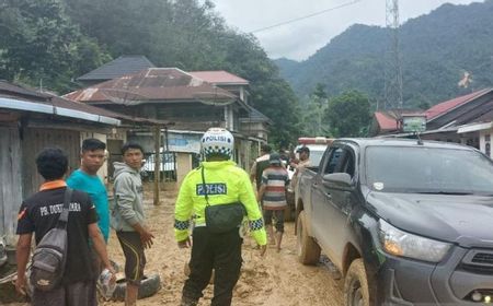 Material Longsor Dibersihkan, Akses Jalan Sumbar-Bengkulu via Pesisir Selatan Dibuka