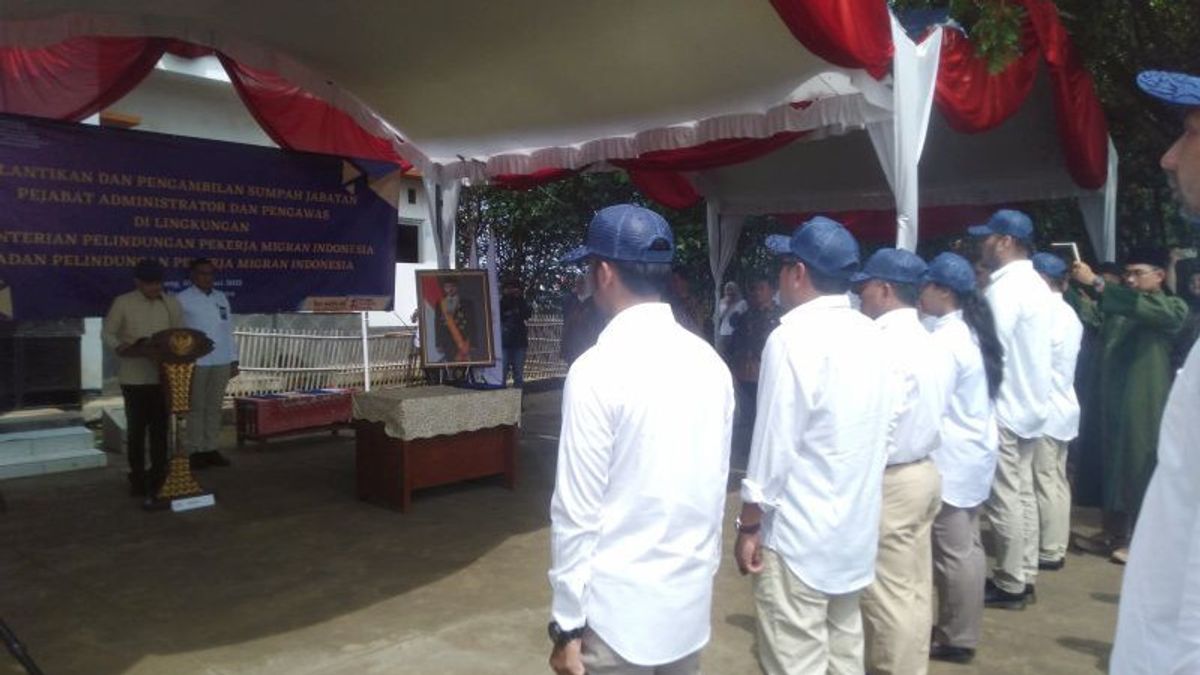 Menteri Karding Lantik 19 Pejabat Admin P2MI di Desa Karawang yang 50 Persen Warganya PMI