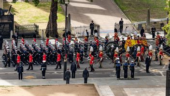 与士兵见面，安妮公主和爱德华王子对伊丽莎白二世女王的葬礼表示感谢
