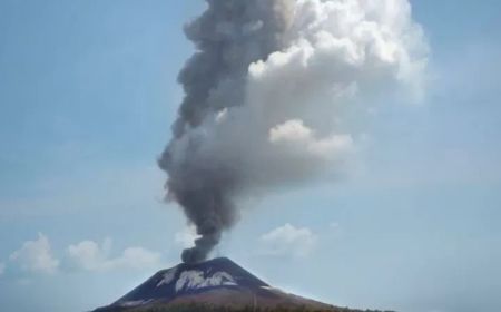 Gunung Ibu Erupsi Hanya Pagi dan Siang, BPBD Bagikan 1.385 Masker ke Warga Terdampak