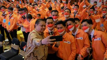 الوزير المنسق إيرلانغا يدعو العمال المهاجرين إلى أن يكونوا أبطال إندونيسيا في مجال النقد الأجنبي
