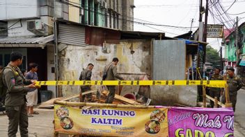 Pemkab Bogor Tertibkan 17 Bangunan Liar di Bantaran Kalibaru Pasar Ciluar