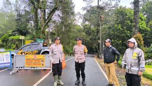 Polisi Tutup Jalur Akses Batu-Mojokerto via Cangar Akibat Longsor