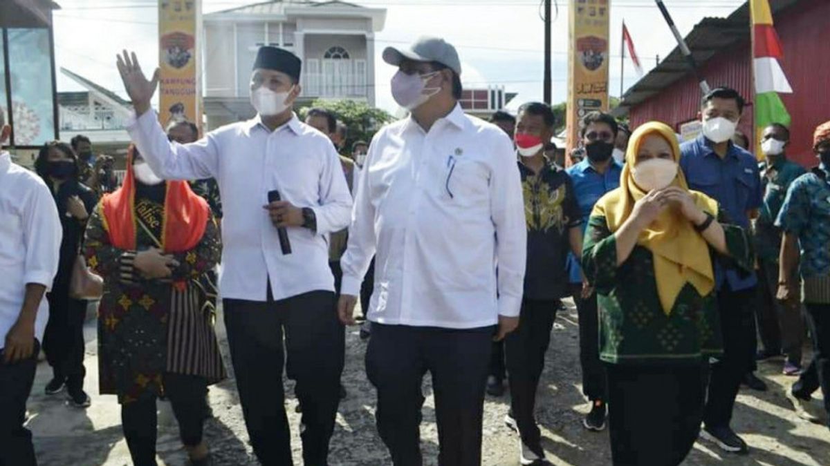 Airlangga: Vaksinasi dan Disiplin Prokes Harus Dilaksanakan Bersama