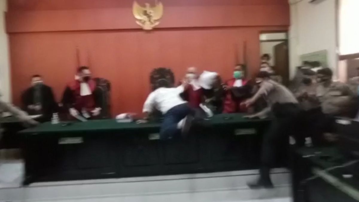 Sentenced To 3 Years In Prison For Hoax, Anti-Mask Activists Attack Banyuwangi District Court Judges