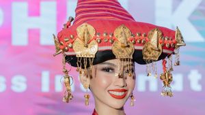 5 Sophie Kirana met en vedette les vêtements traditionnels Batak Karo pour Miss International 2024