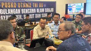 Mensesneg Cek Posko Bantuan Sumatera di Halim Sebelum Diterbangkan ke Sumut