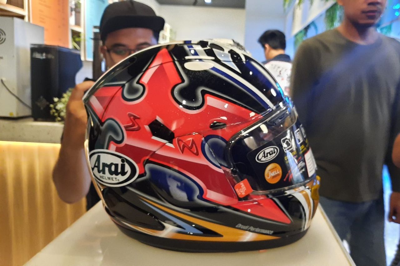 Arai gold sales